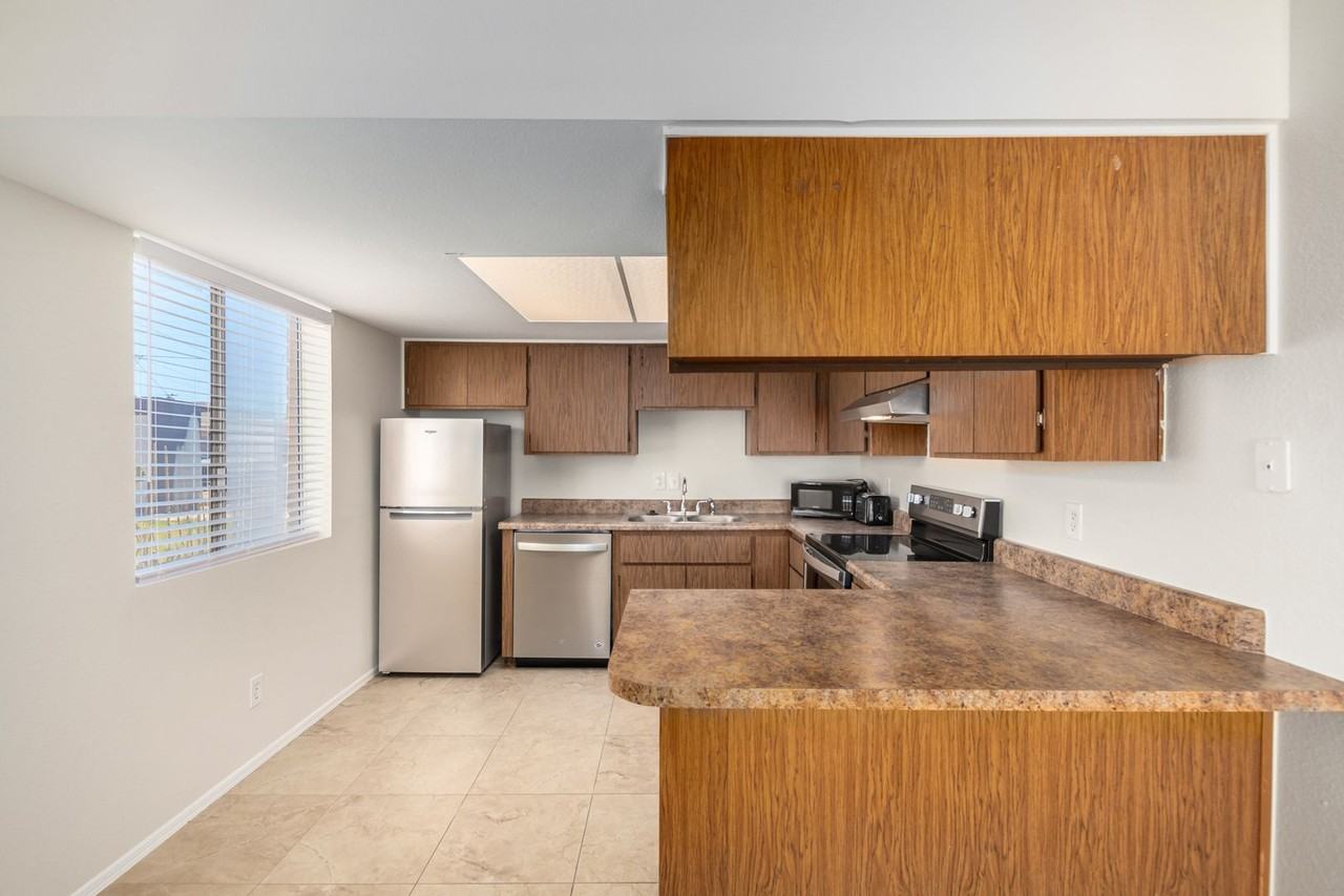 1293 W 5th St - Photo 5 of 20