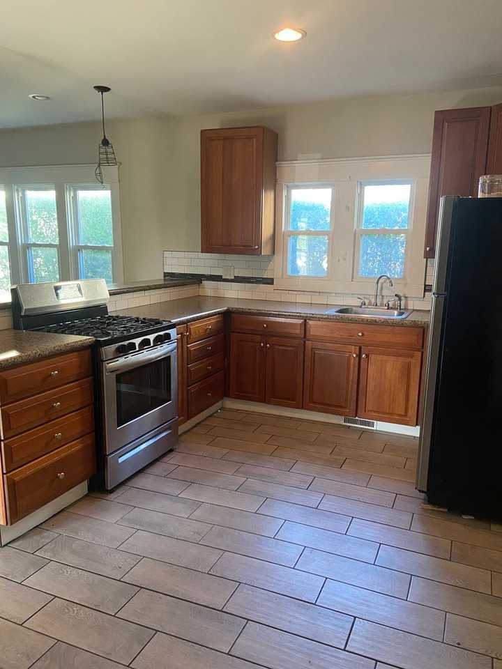 582 Amherst - Photo 2 of 10