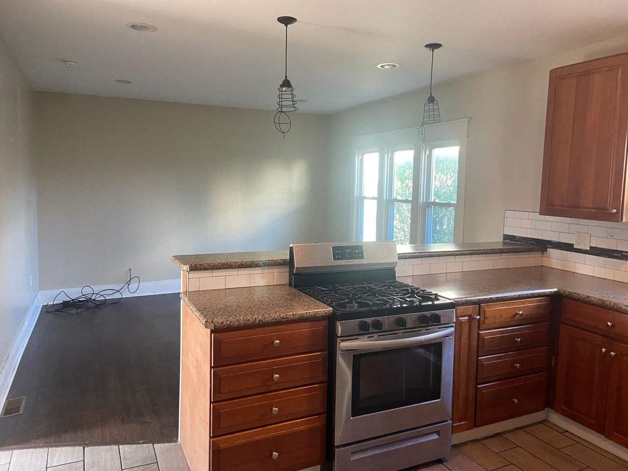 582 Amherst - Photo 3 of 10