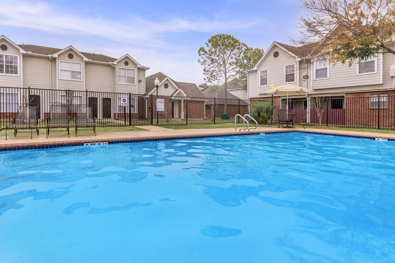 Sovereign Townhomes - Photo 6 of 34