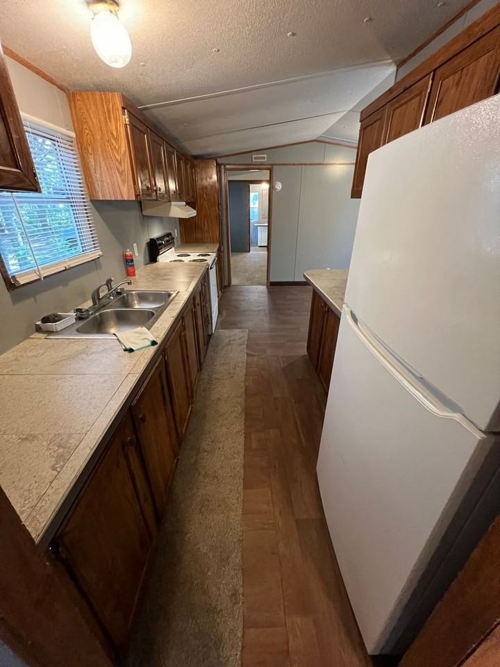 103 Thompson Rd - Photo 5 of 19