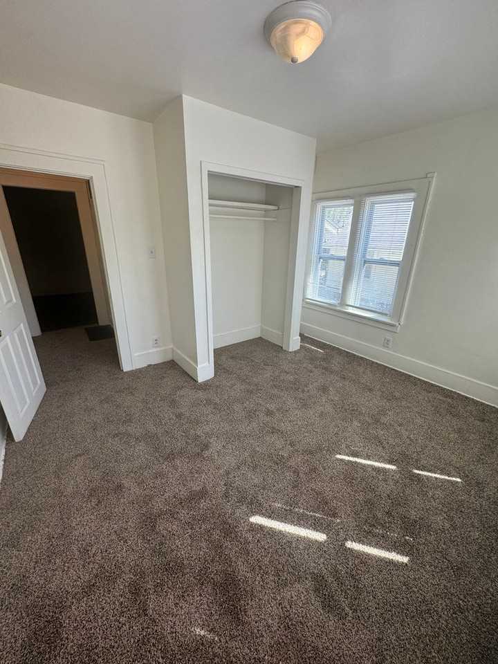 2056 Sw Washburn Ave - Photo 2 of 7