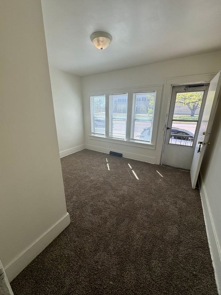 2056 Sw Washburn Ave - Photo 3 of 7