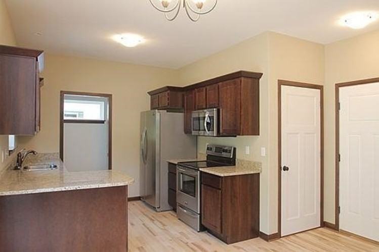 2054 Mackinaw Dr - Photo 2 of 13