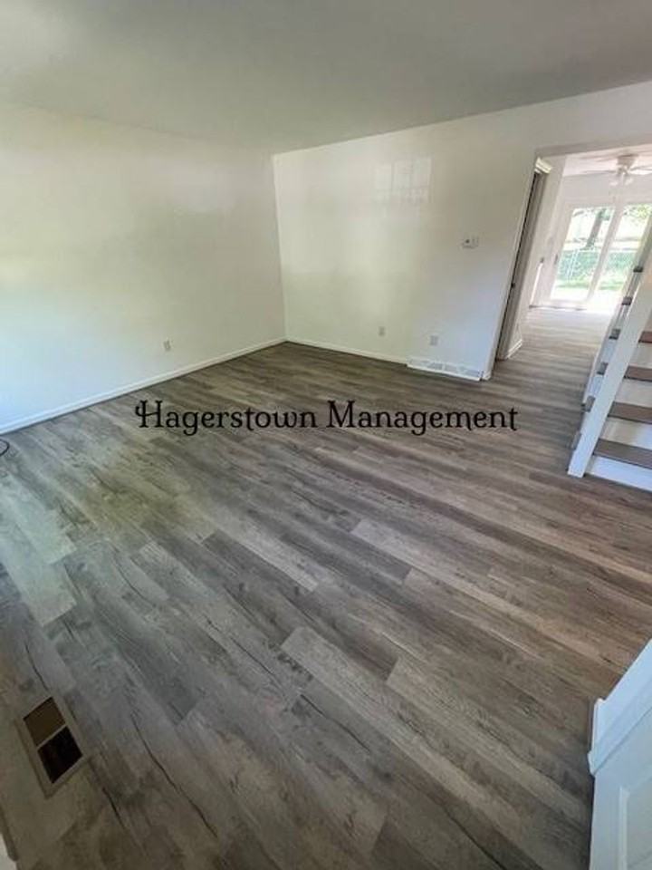 1868 Abbey Ln - Photo 3 of 15