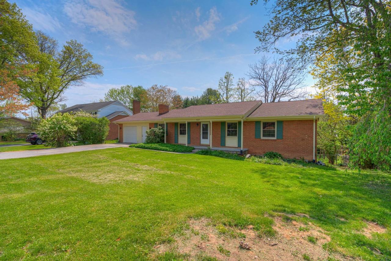 507 Stonegate Dr - Photo 2 of 50