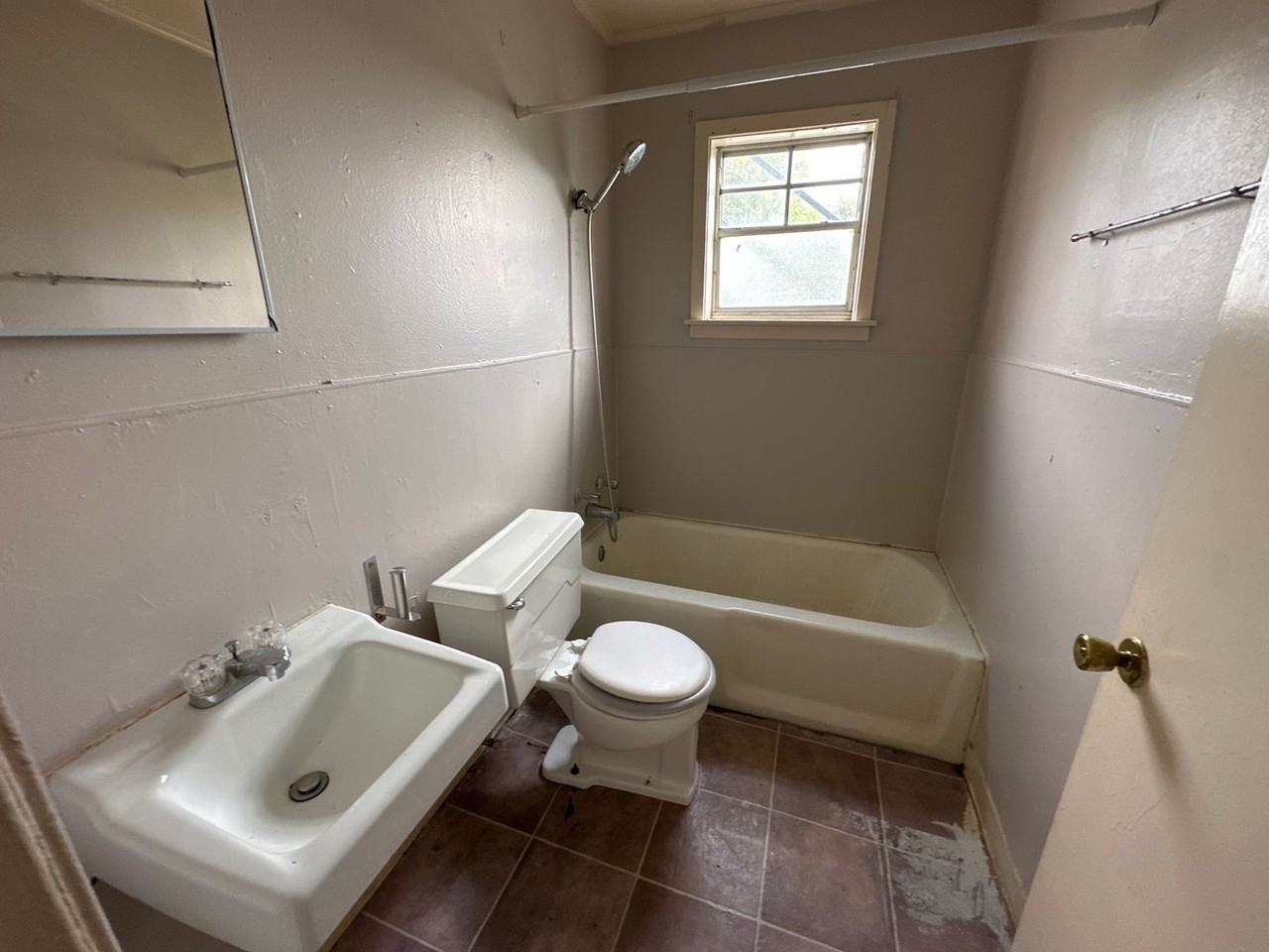 Lakeside Villa - Photo 3 of 4