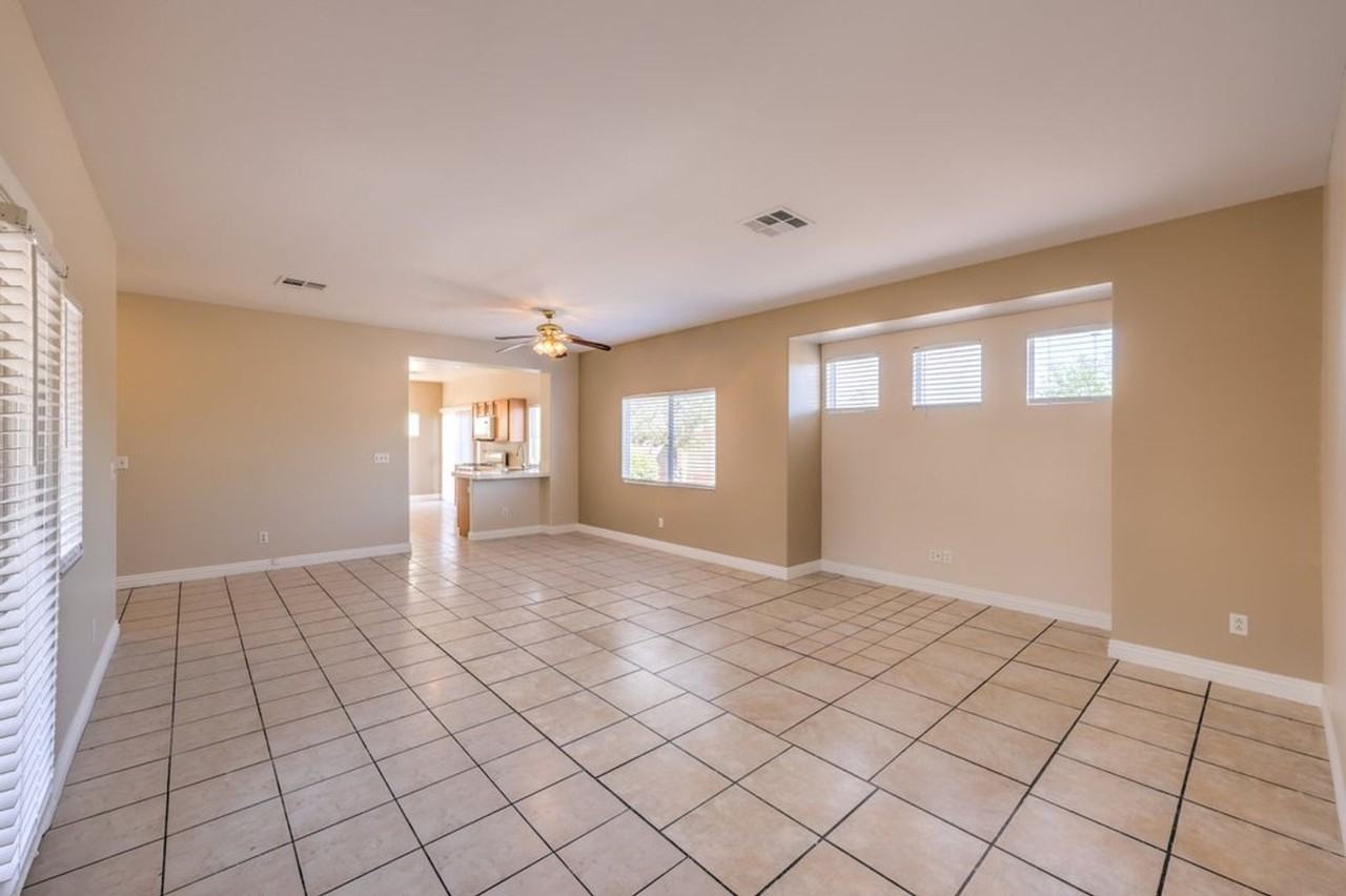 10540 Allthorn Ave - Photo 6 of 42