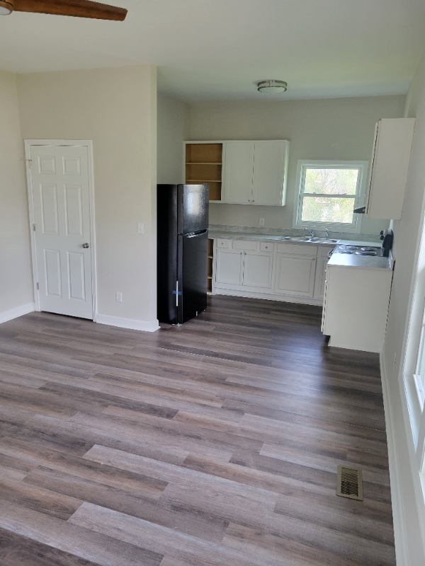 2037 Montgomery St - Photo 2 of 10