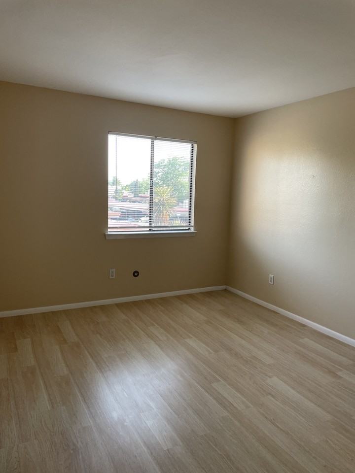 921 Country Club Dr Se #H - Photo 2 of 3