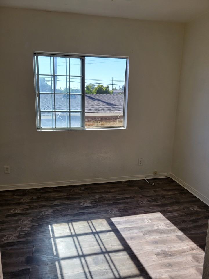 1305 E 56th St #1307-1-2 - Photo 4 of 9