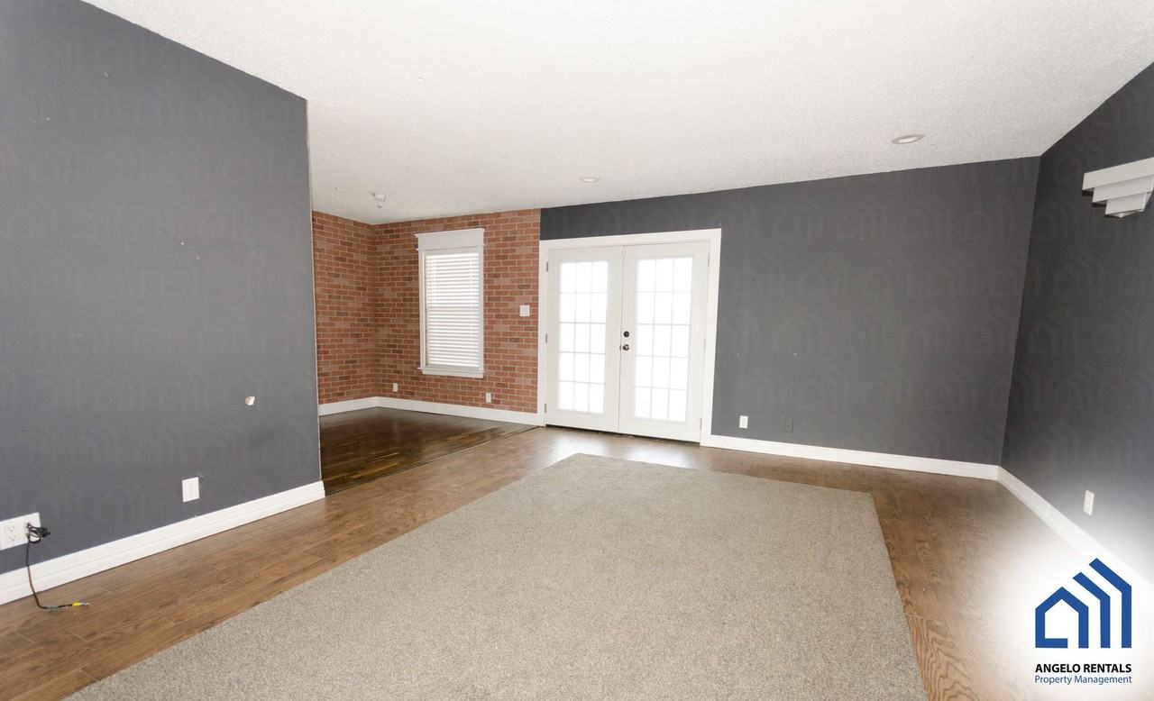 610 W 25th St - Photo 2 of 8
