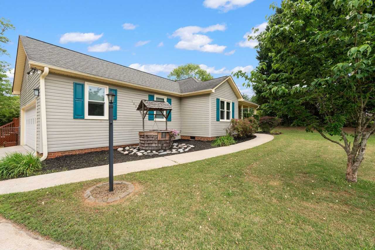103 Robert Daniel Pl - Photo 3 of 32