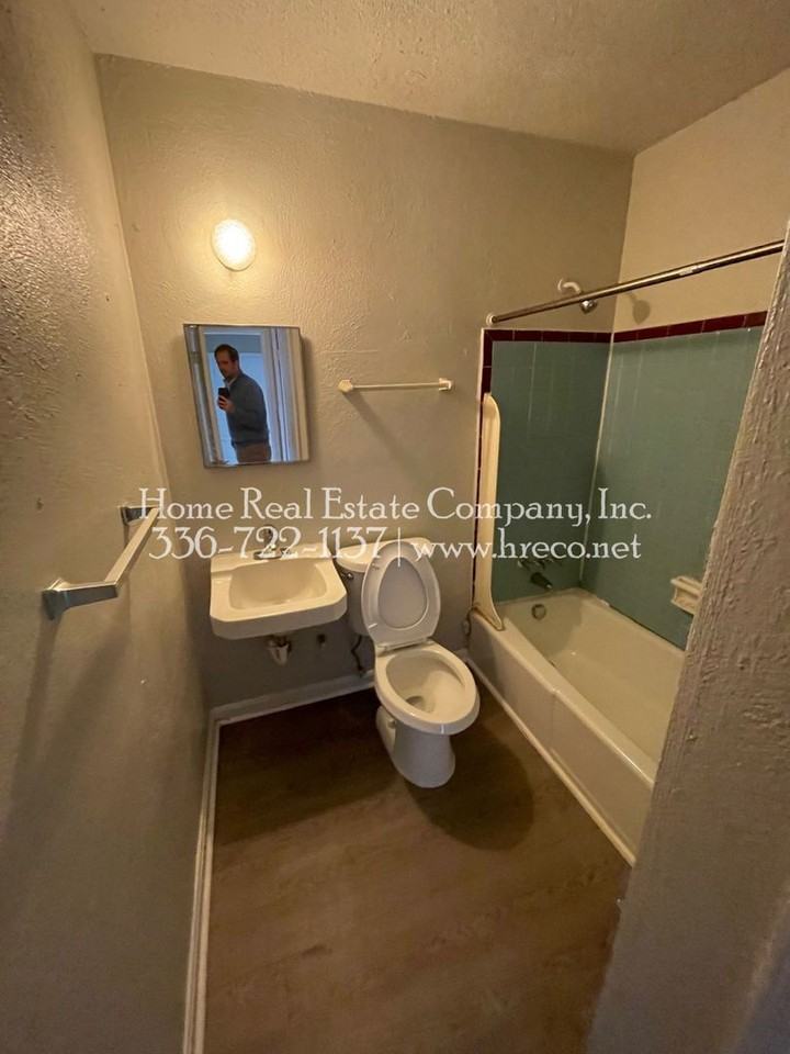 615 W 23rd St #D - Photo 6 of 7