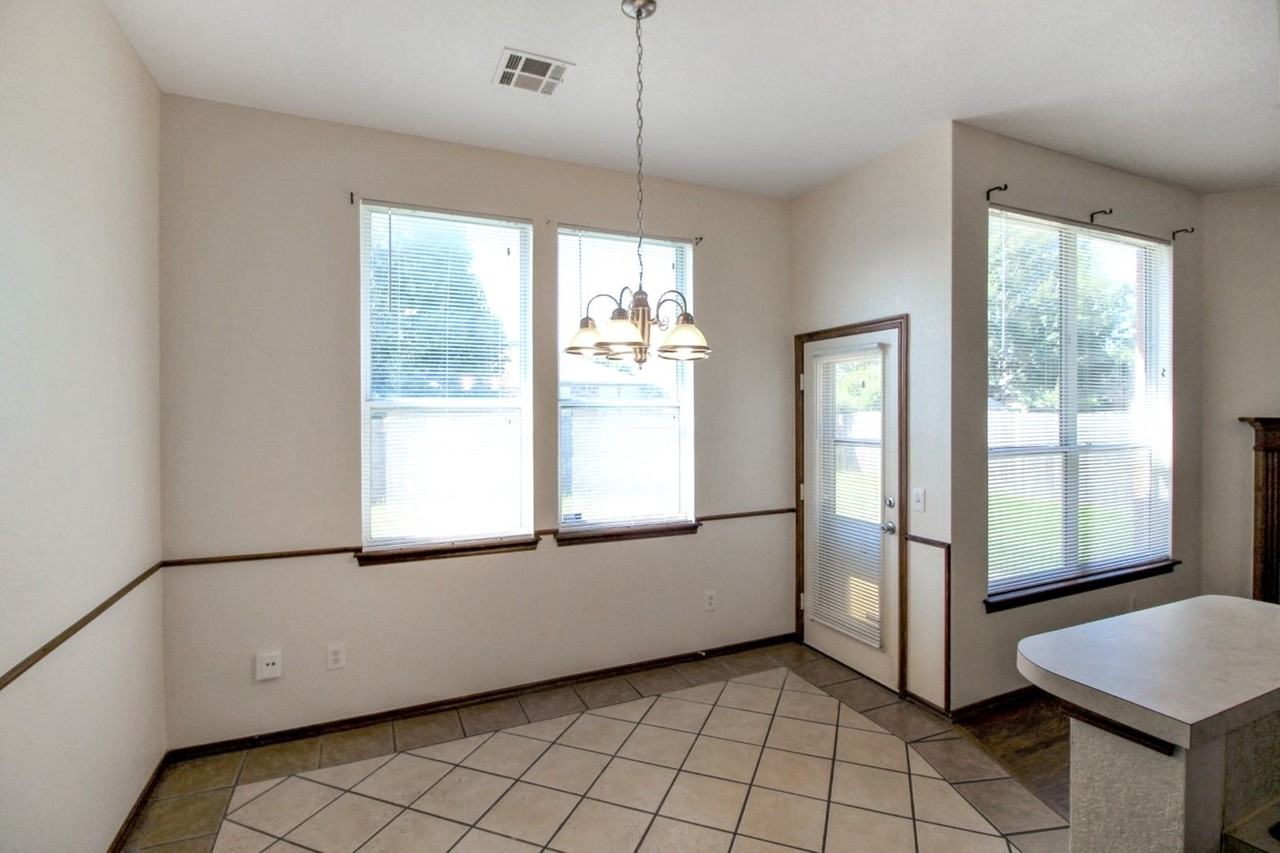 2412 Nw 162nd St - Photo 5 of 14