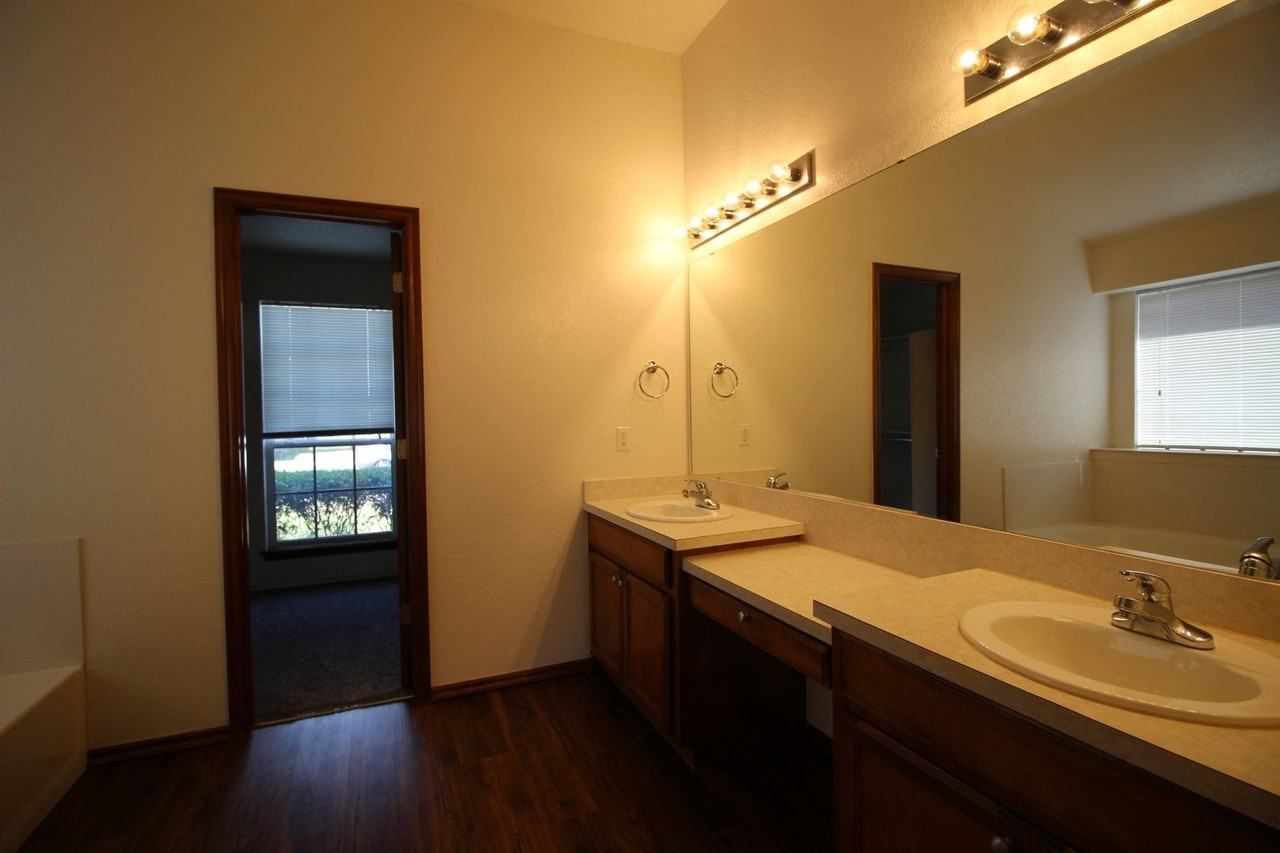 2412 Nw 162nd St - Photo 7 of 14