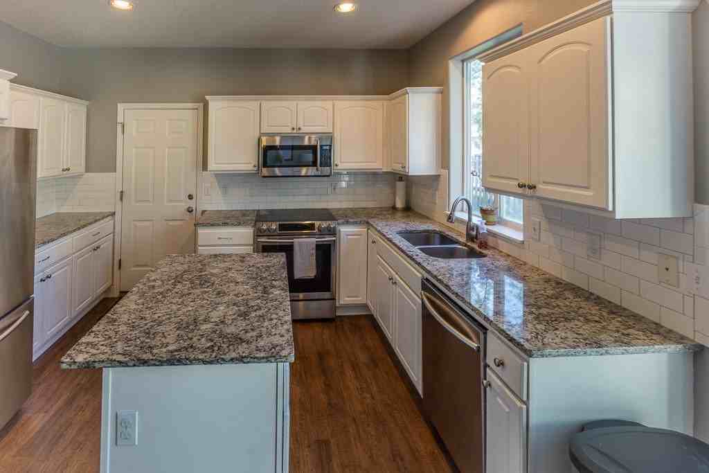 8730 Sw Bellflower St - Photo 5 of 27