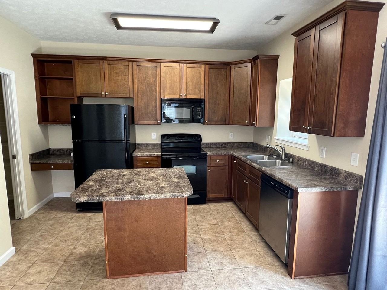 1238 Settlers Ln - Photo 4 of 11