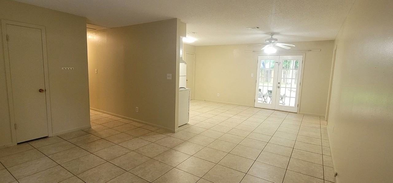 8812 N Pembroke Ct - Photo 2 of 19