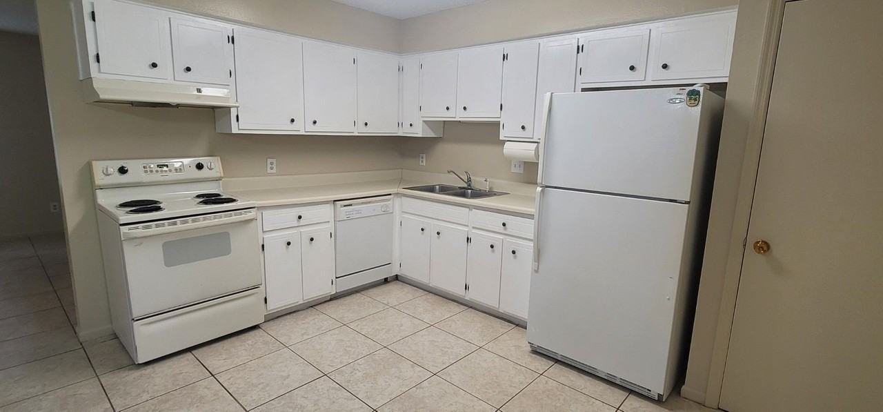 8812 N Pembroke Ct - Photo 4 of 19