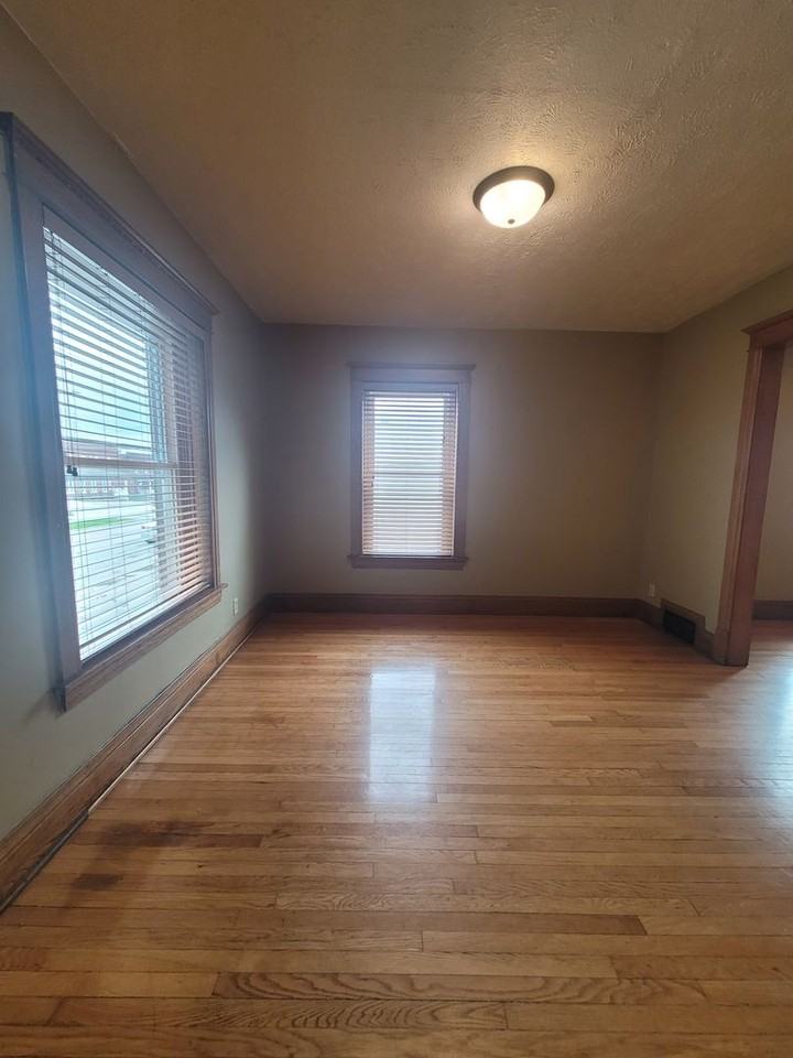 568 S 26th Ave - Photo 3 of 9