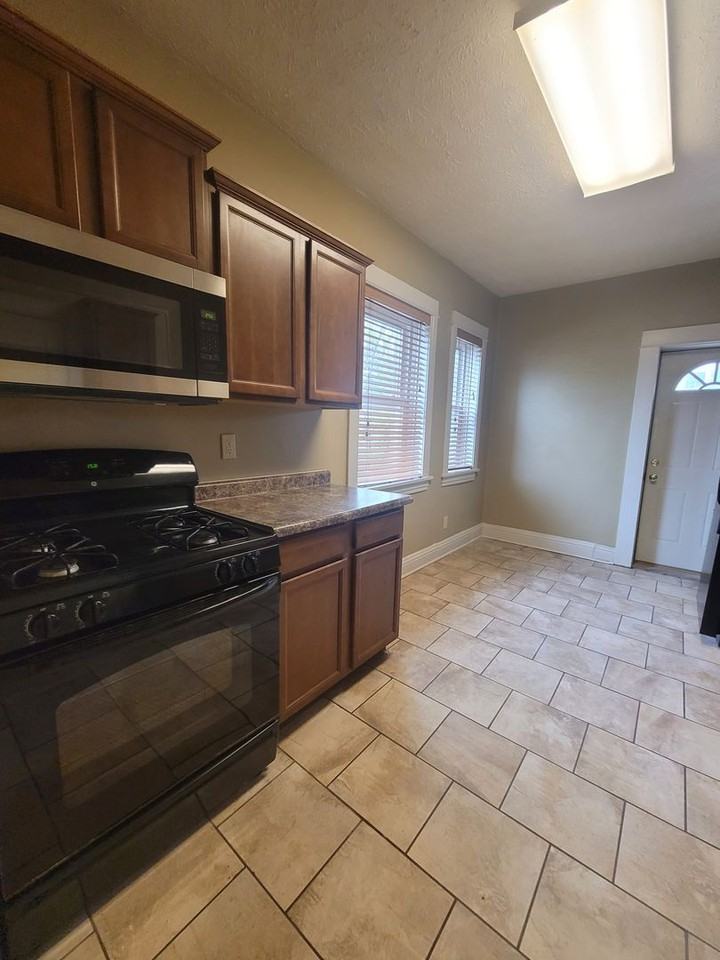 568 S 26th Ave - Photo 6 of 9