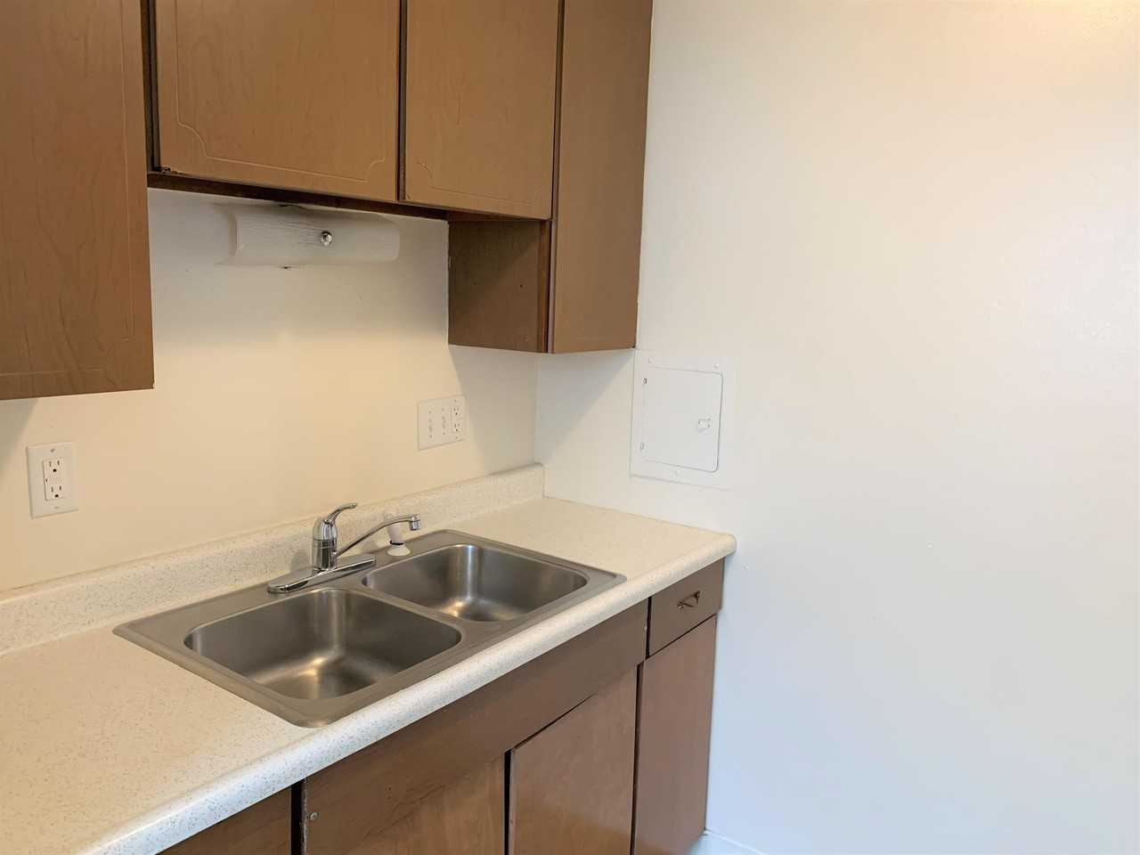 875 26th St - Photo 4 of 12