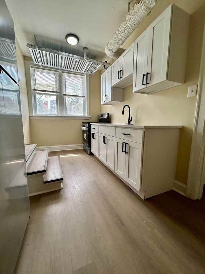 4049 W School St #B - Photo 3 of 9