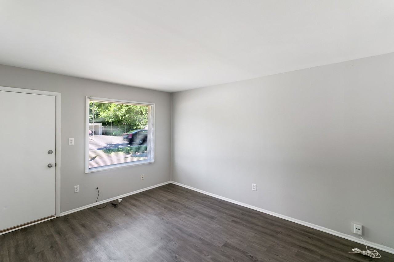 Airport Apartments (DCP Venture 3 LLC) - Photo 2 of 16