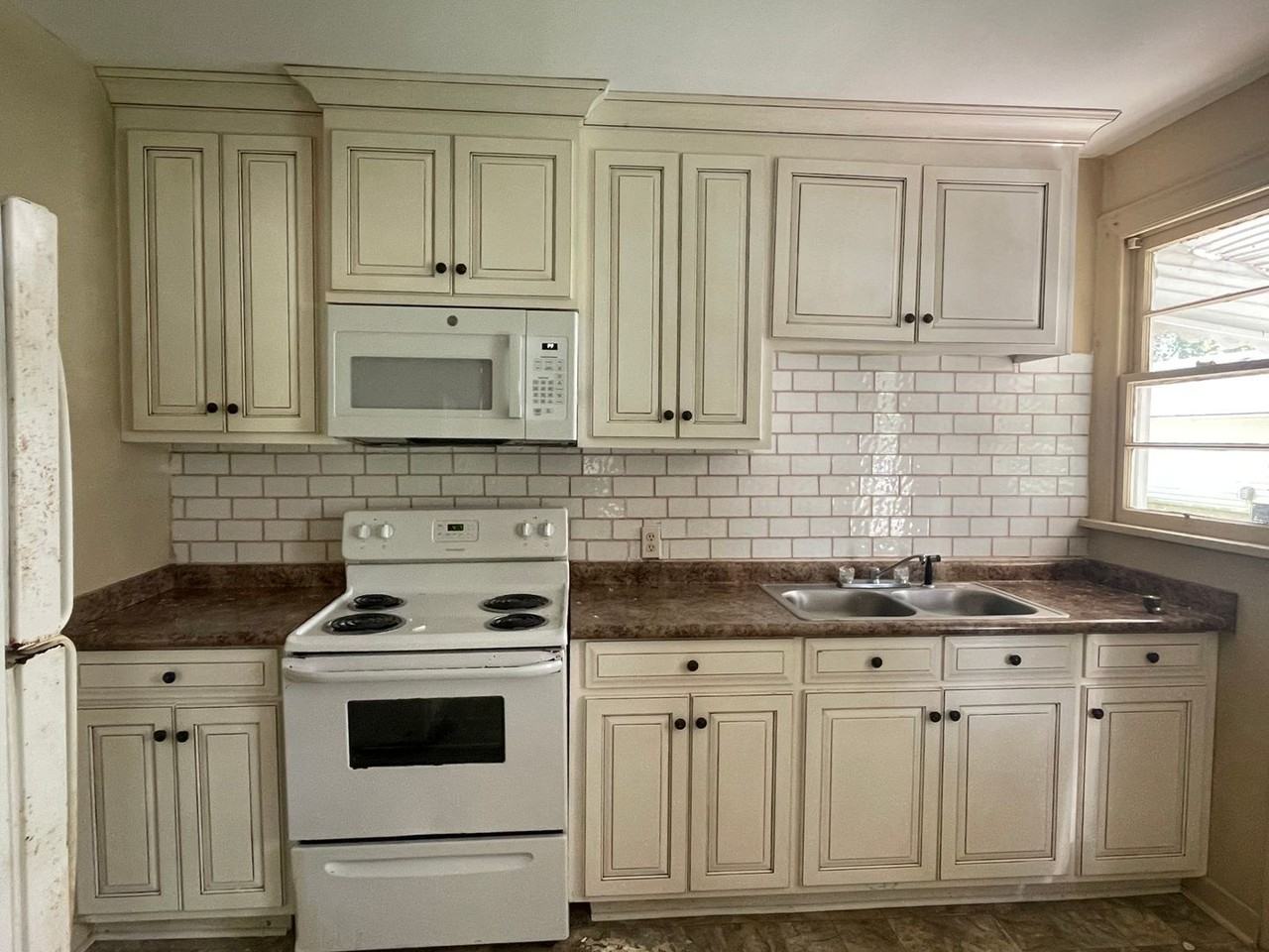 1211 N Oak St - Photo 2 of 7