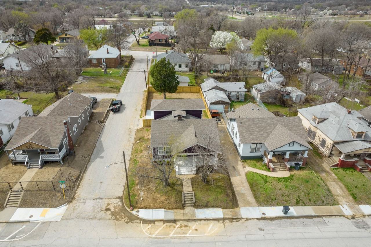 1402 N Main St - Photo 2 of 50