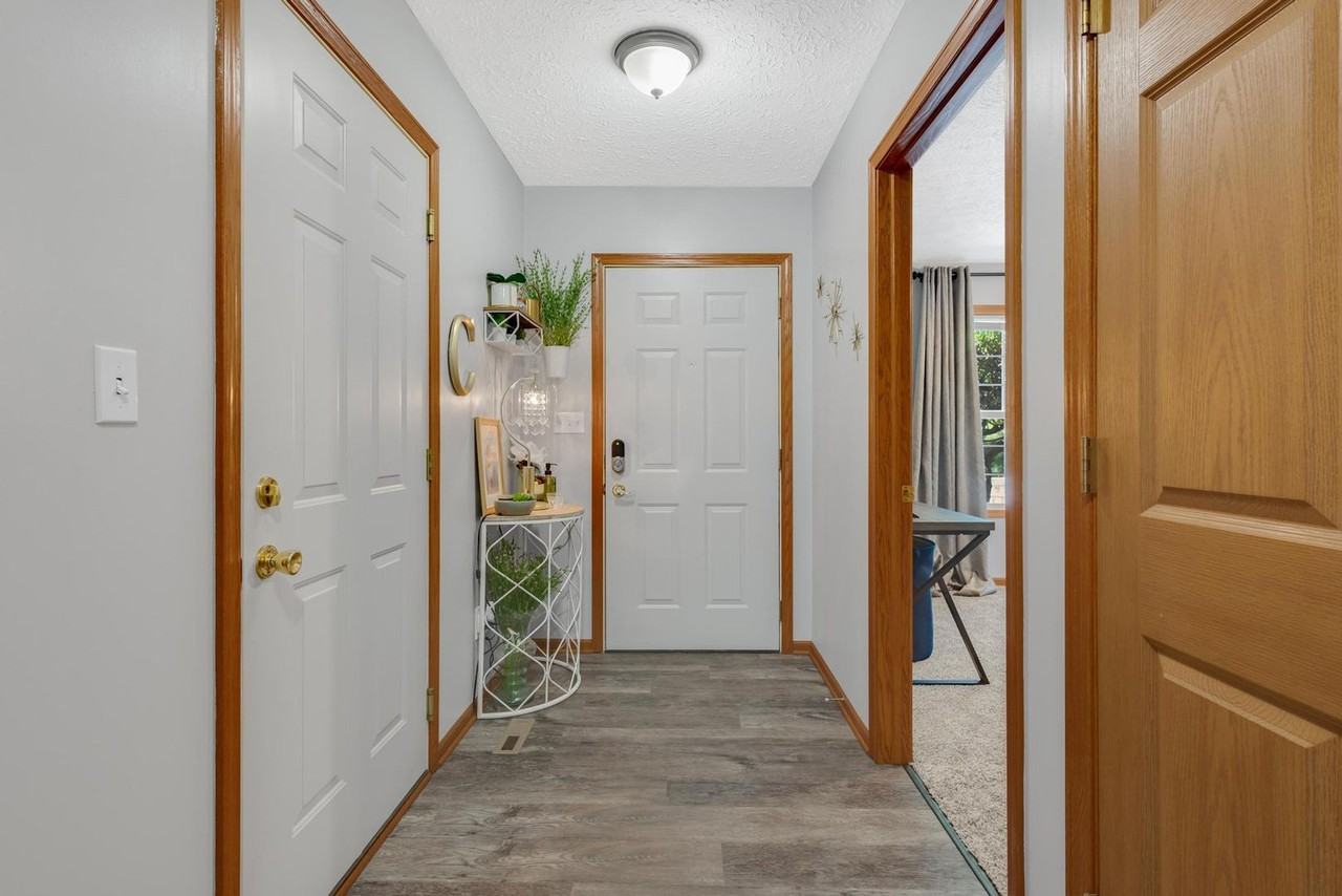 Mt. Vernon Manor - Photo 3 of 29