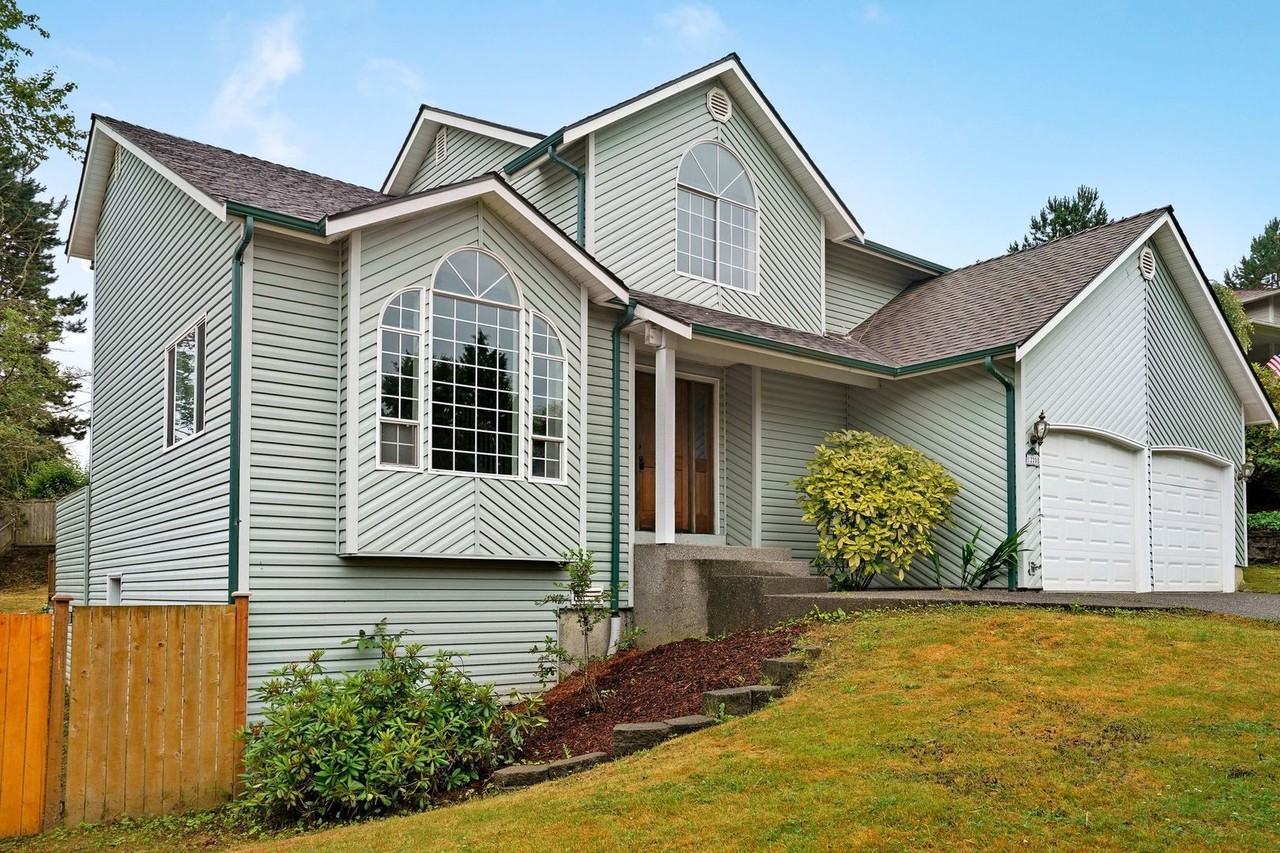 12208 30th St Ne - Photo 2 of 33