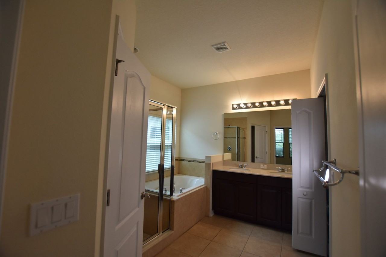 708 Lake Tarpon Way - Photo 5 of 26