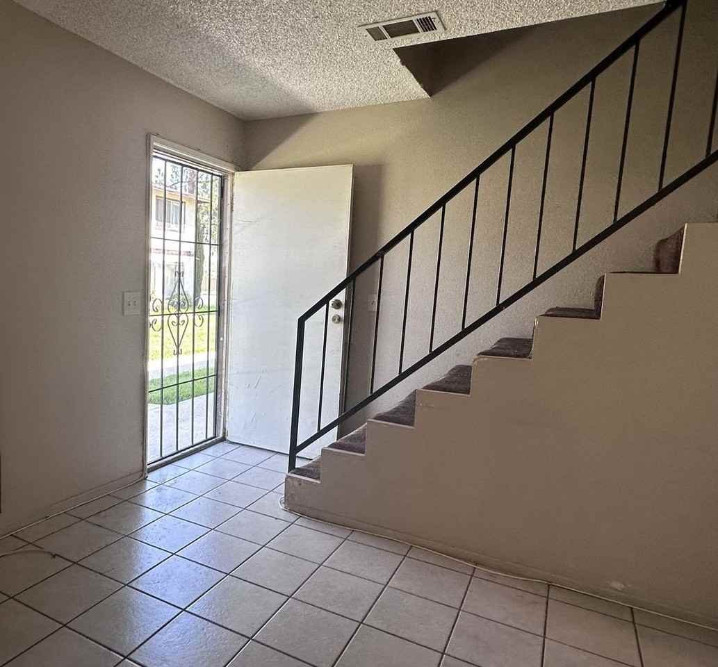 48th St. 946 - Photo 2 of 9