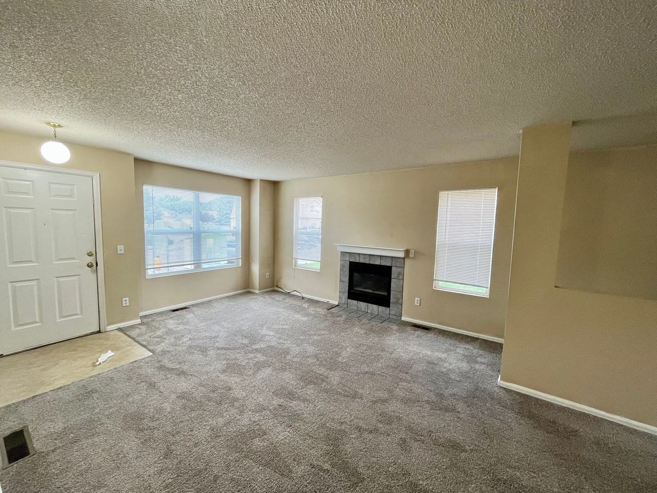 3133 Bridgewater Dr - Photo 3 of 14