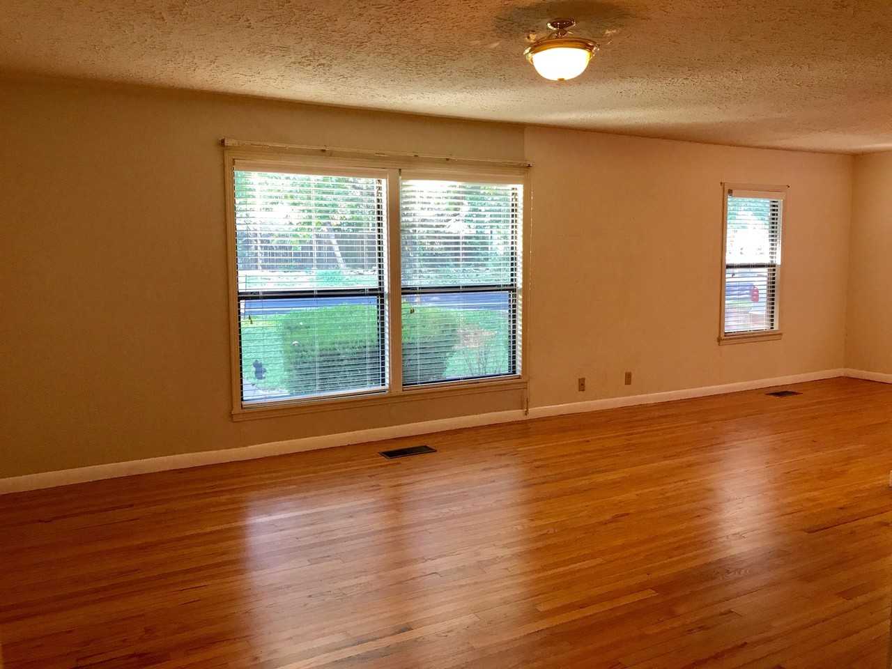 124 E Holland St - Photo 5 of 14