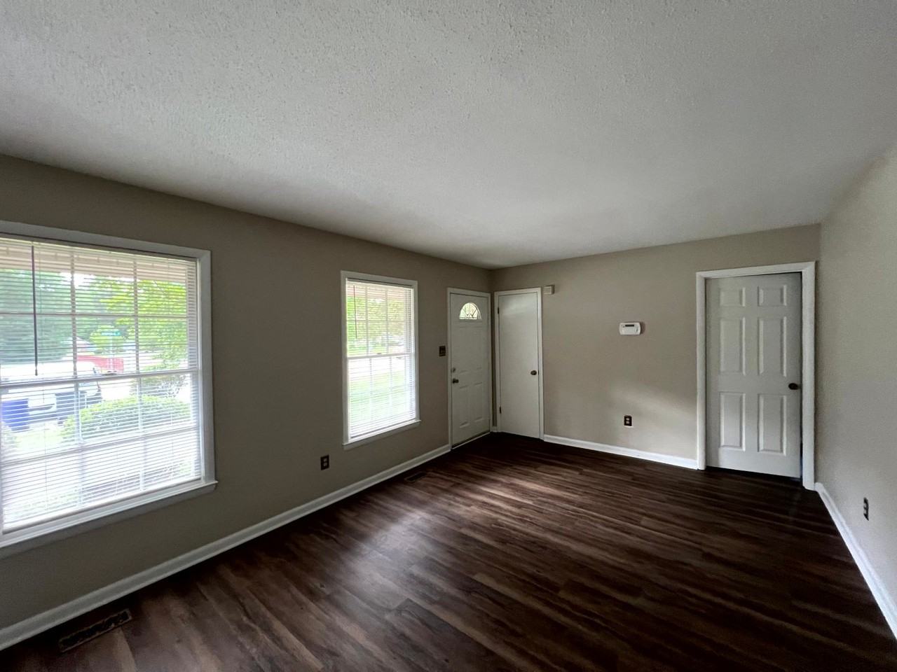 109 Deerfield Dr - Photo 5 of 20