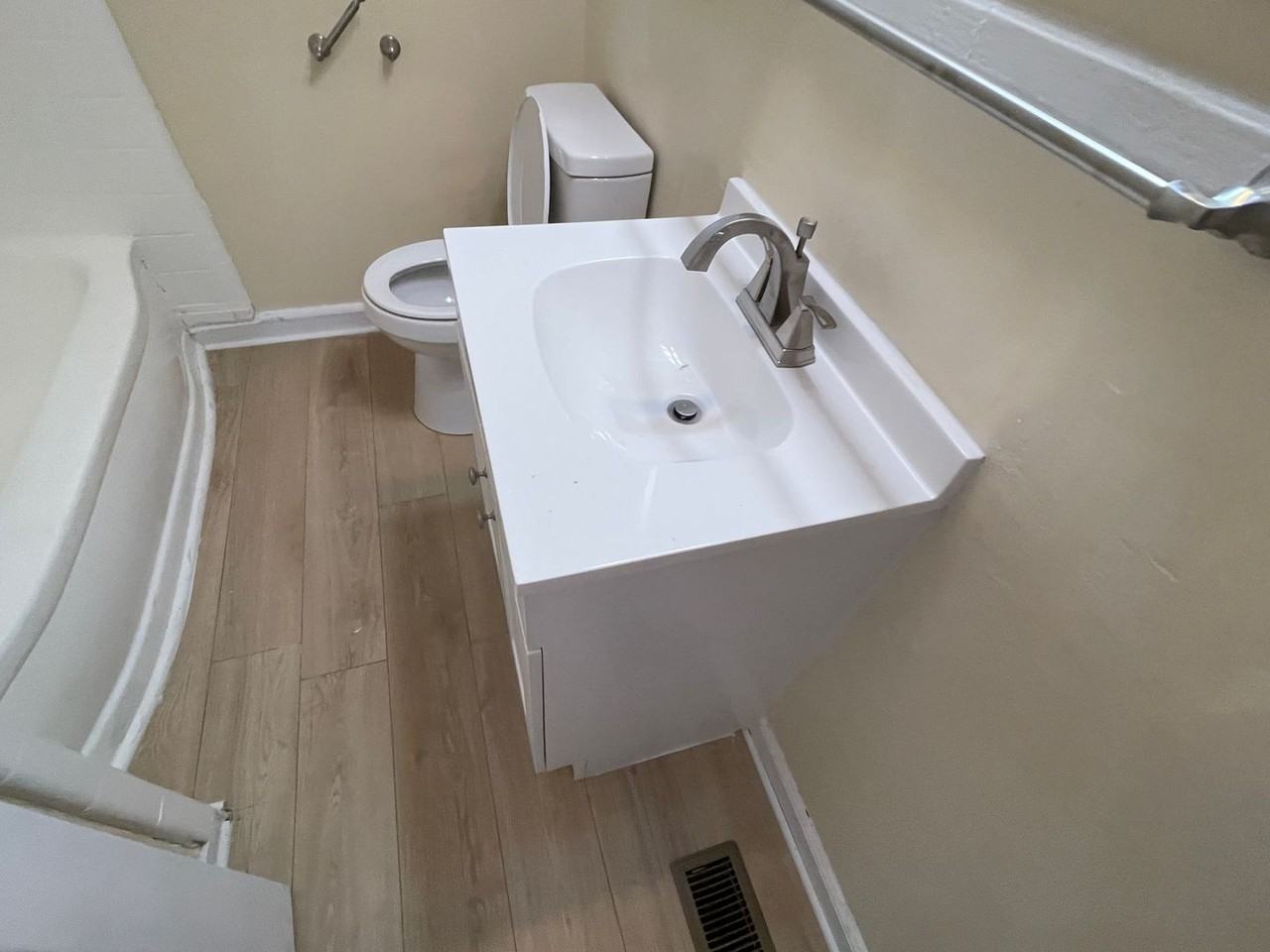 442 Craig Street - Photo 4 of 13