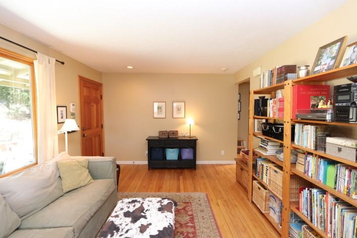 7028 Homewood Dr - Photo 3 of 19