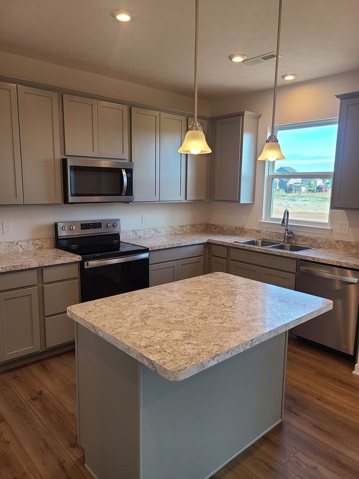 81 Hutchison St - Photo 3 of 18