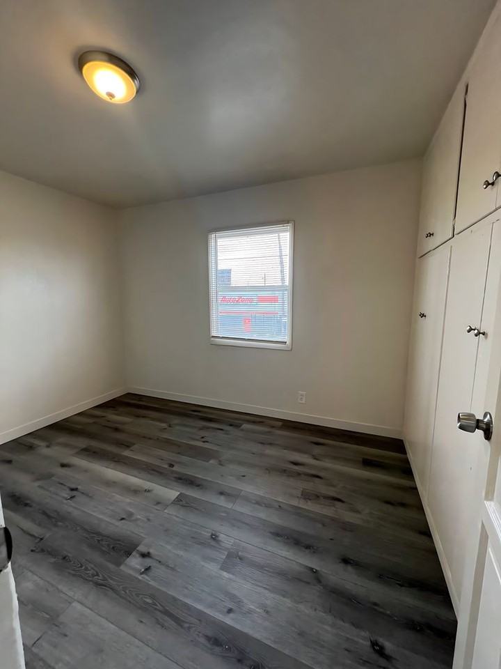 10019 S. Hoover St. - Photo 6 of 7