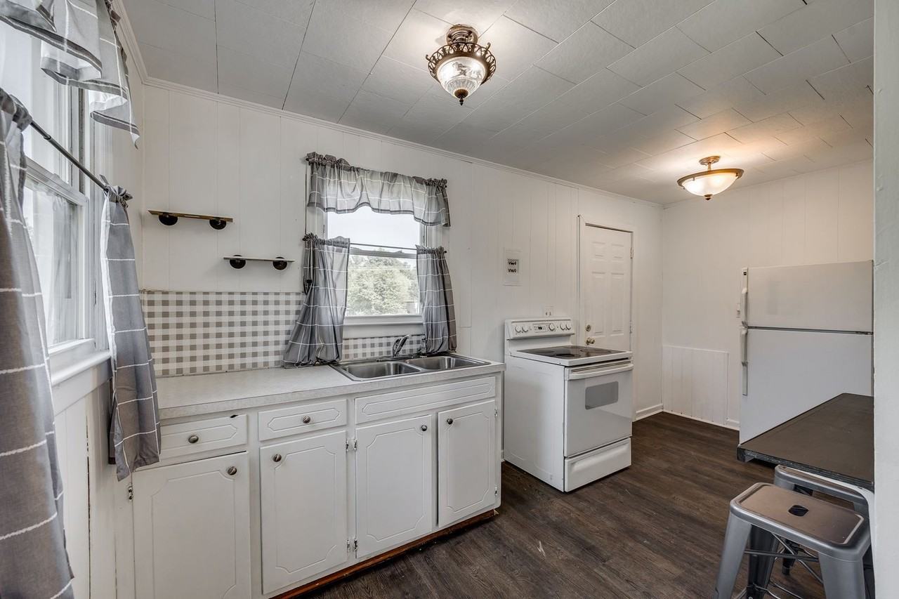 556 6th St - Photo 2 of 24