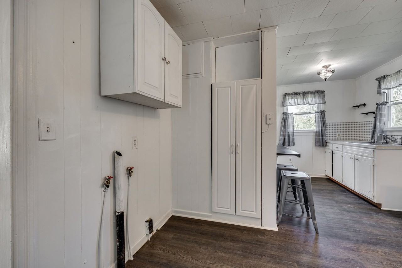 556 6th St - Photo 3 of 24