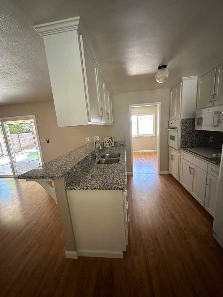 1917 Rossmoor Way - Photo 3 of 16