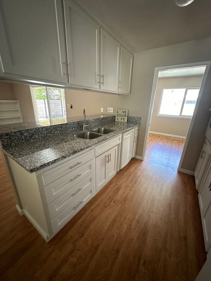 1917 Rossmoor Way - Photo 4 of 16