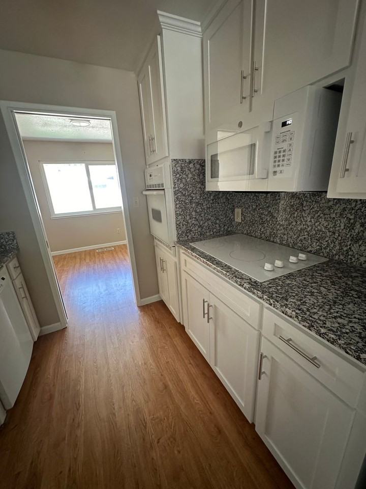 1917 Rossmoor Way - Photo 5 of 16