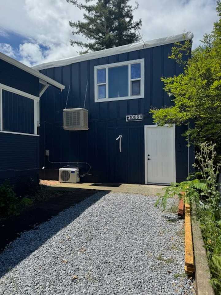 1066 Pine St - Photo 2 of 7