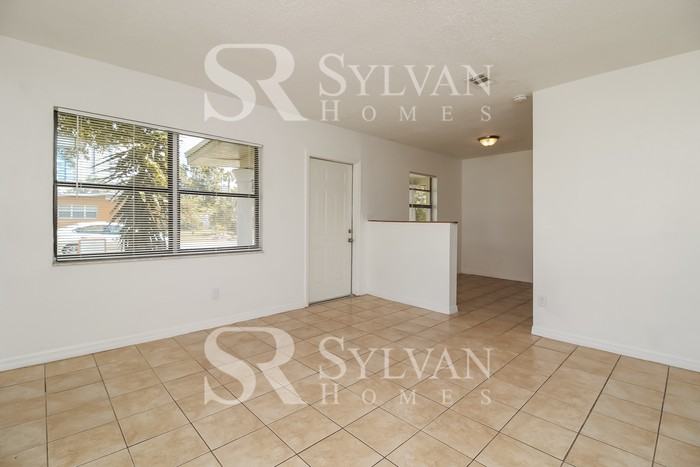 7326 Kingsbury Cir - Photo 3 of 15