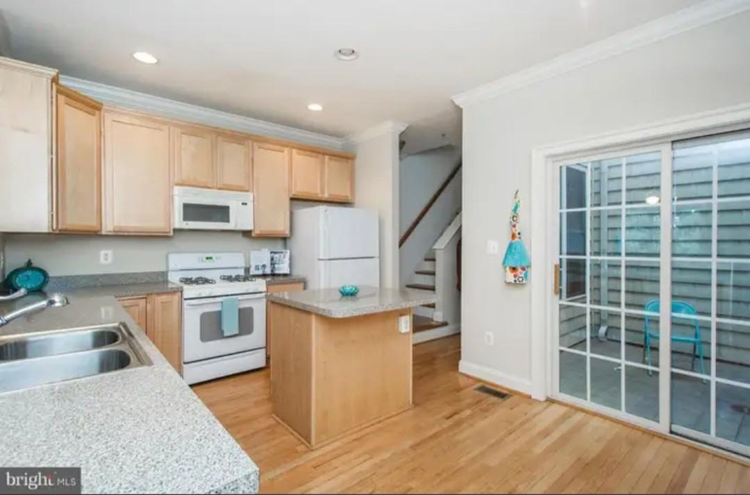 1820 Webster St #1820 - Photo 3 of 31